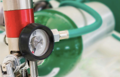 Mancano le bombole d'ossigeno, i farmacisti: "Chi può le restituisca". Per ora l'emergenza non coinvolge i malati Covid