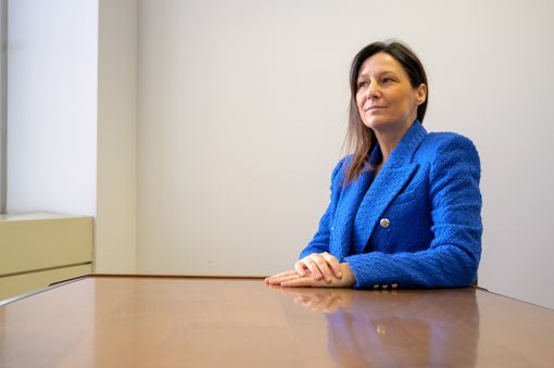 Chiara Caucino seduta a una scrivania