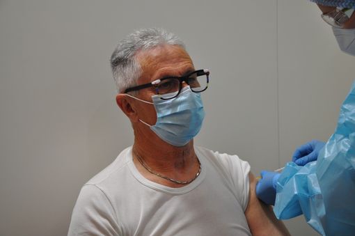 Covid, 18.828 vaccinati oggi, tra cui 12.679 terze dosi. Aumentano i focolai nelle scuole