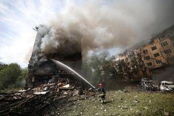 Ucraina, nuovo attacco con droni a Kharkiv: 3 morti e 17 feriti Ucraina, nuovo attacco con droni a Kharkiv: 3 morti e 17 feriti