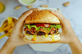 Addio porzioni extra-large nei fast food: pesa caro-vita ma anche girovita