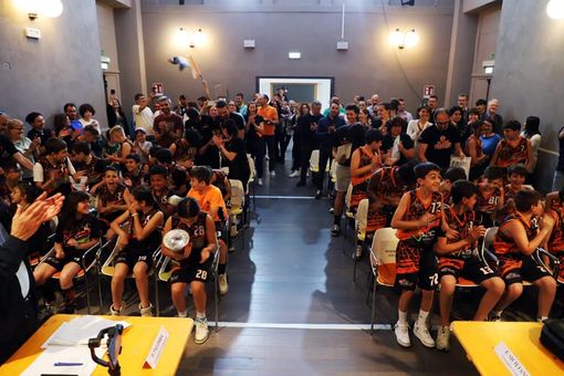 I giovani della Pallacanestro Grugliasco presenti in Consiglio comunale
