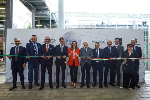 Il momento del taglio del nastro