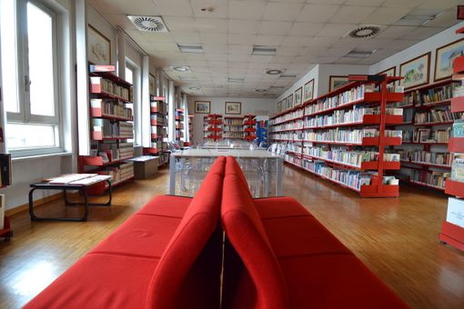 Grugliasco, riaperte le sale di lettura della biblioteca civica Neruda: 12 postazioni su prenotazione