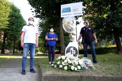Tragedia dell'Heysel, la città di Grugliasco ha fatto memoria delle vittime nel giardino a loro intitolato Tragedia dell'Heysel, la città di Grugliasco ha fatto memoria delle vittime nel giardino a loro intitolato