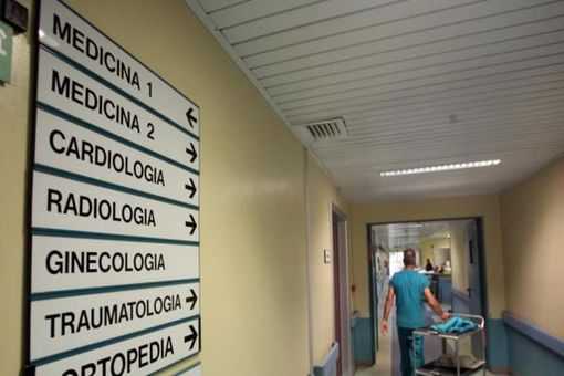 ospedale con scritte e indicazioni ospedale con scritte e indicazioni