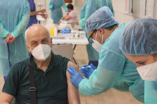 Donna vaccinata all'hub del Valentino