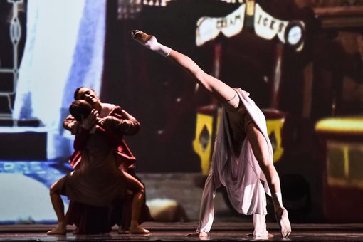 danzatori sul palcoscenico danzatori sul palcoscenico