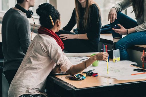 ragazzi in cerca della propria strada professionale