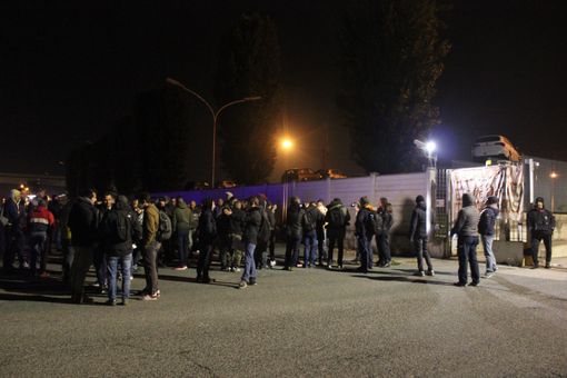 Green Pass obbligatorio, a Torino lavoratori fuori dalle fabbriche: “È un ricatto, abbiamo figli da sfamare&quot; [FOTO e VIDEO]