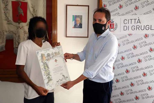 Grugliasco, festa in Comune per il giovane Jamir, che ha soccorso una donna in difficoltà Grugliasco, festa in Comune per il giovane Jamir, che ha soccorso una donna in difficoltà