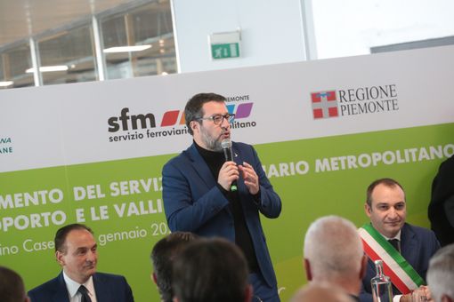 Matteo Salvini parla al microfono Matteo Salvini parla al microfono