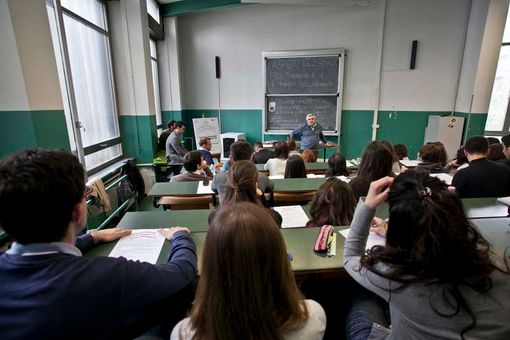 insegnanti e studenti in classe insegnanti e studenti in classe