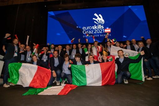ragazzi con bandiere tricolori
