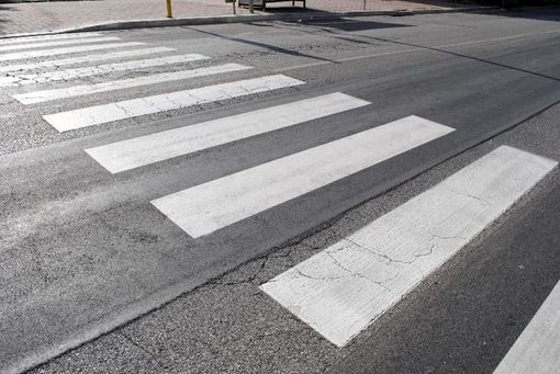 L'attraversamento pedonale è all'intersezione con via don Caustico L'attraversamento pedonale è all'intersezione con via don Caustico