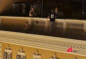 Allarme a Roma, due giovani sul cornicione in pieno centro Allarme a Roma, due giovani sul cornicione in pieno centro