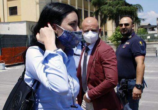 La ministra Azzolina assicura: "Le scuole uno dei luoghi più sicuri, bisogna evitare gli assembramenti fuori" La ministra Azzolina assicura: "Le scuole uno dei luoghi più sicuri, bisogna evitare gli assembramenti fuori"