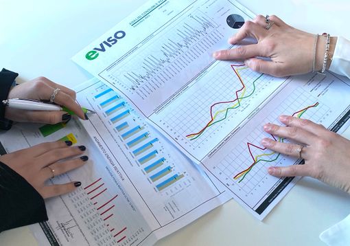 mani e attrezzatura sul tavolo