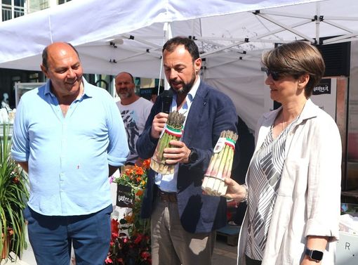 Santena: domenica 19 maggio la premiazione del contest "Il fascino dell'Asparago e dei Fiori eduli". Le ricette finaliste. Santena: domenica 19 maggio la premiazione del contest "Il fascino dell'Asparago e dei Fiori eduli". Le ricette finaliste.