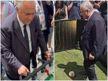 Lotito show a Parma: gioca a biliardino e... sbaglia un rigore - Video Lotito show a Parma: gioca a biliardino e... sbaglia un rigore - Video