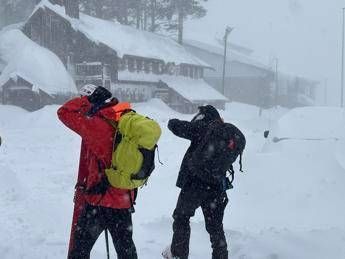 Valanga nella Sierra Nevada, 10 sciatori dispersi