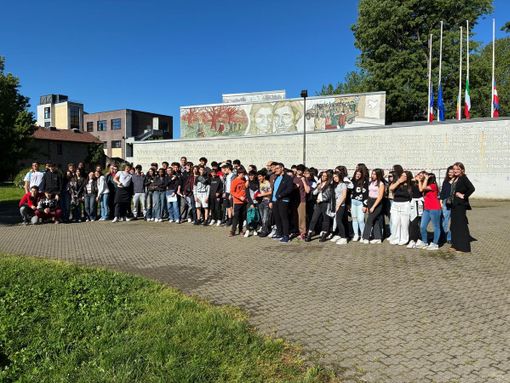 I ragazzi della media Levi di Grugliasco protagonisti della 'passeggiata partigiana' I ragazzi della media Levi di Grugliasco protagonisti della 'passeggiata partigiana'
