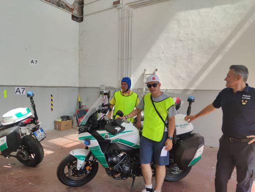 Un gruppo di ragazzi disabili in visita al comando della Polizia locale di Grugliasco