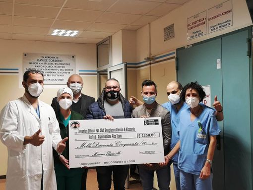 Persone che fanno una donazione in ospedale