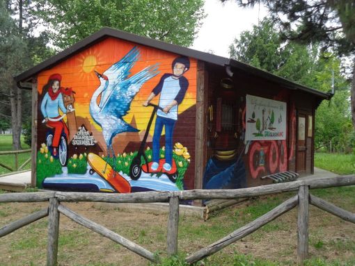 Casetta con murales in un parco