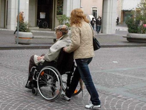 badante - foto d'archivio badante - foto d'archivio