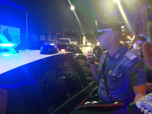 Carabiniere si arrampica al secondo piano e soccorre un'anziana