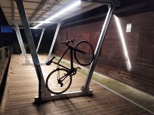 Bicicletta in controluce e in bilico