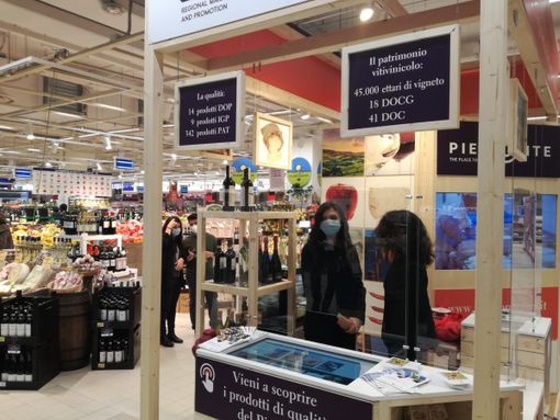 Persone in un supermercato Persone in un supermercato