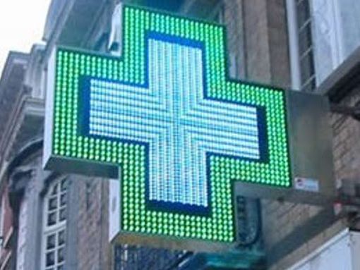 Farmacie in affanno: mancano medicinali. Caccia all'antibiotico che dovrebbe curare - ma non lo fa - il Coronavirus