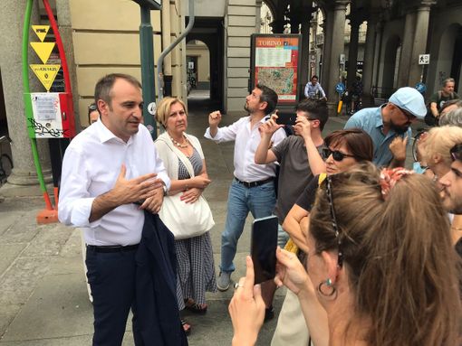 faccia a faccia lo russo-manifestanti faccia a faccia lo russo-manifestanti