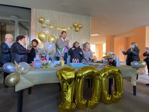 festa per i cento anni di età festa per i cento anni di età