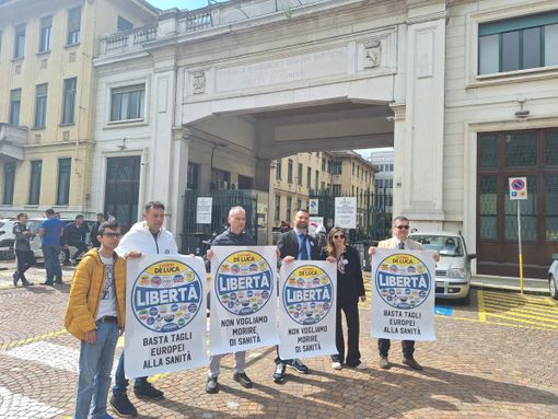 Sit in del partito Libertà davanti alle Molinette: "Troppe risorse sprecate in questi anni" [VIDEO]