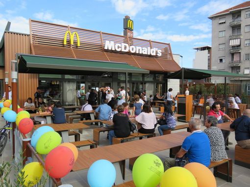 Il McDonald's di Settimo, il giorno dell'inaugurazione Il McDonald's di Settimo, il giorno dell'inaugurazione