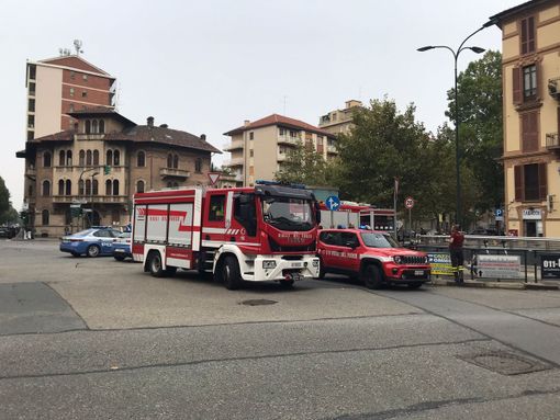 L'intervento dei vigili del Fuoco all'altezza della fermata "Racconigi"