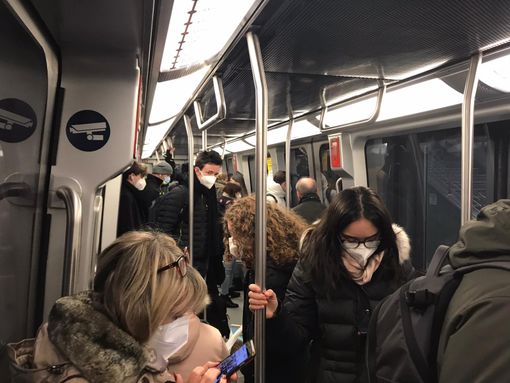 passeggeri di un mezzo pubblico passeggeri di un mezzo pubblico