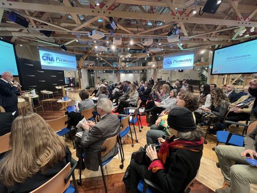 Sala gremita per un evento Sala gremita per un evento