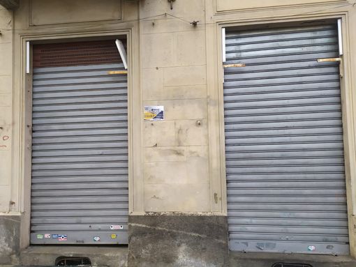 negozi con serrande abbassate