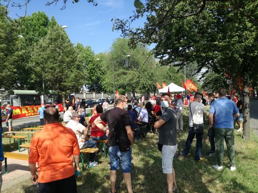 Dall'alba presidio Fiom davanti alla Porta Due