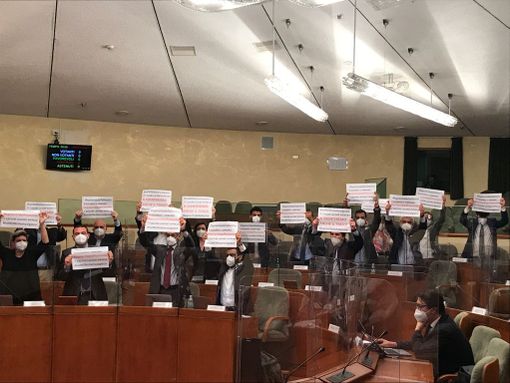 Gioco d'azzardo, iniziata in aula la discussione della nuova legge. Ostruzionismo a oltranza e proteste delle opposizioni Gioco d'azzardo, iniziata in aula la discussione della nuova legge. Ostruzionismo a oltranza e proteste delle opposizioni