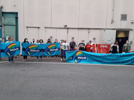 Grugliasco, sciopero dei dipendenti del supermercato Carrefour a Le Gru: "Manca l'aria condizionata"