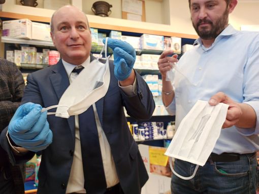 Collegno e Grugliasco, i cittadini sordi ringraziano i sindaci per le mascherine trasparenti