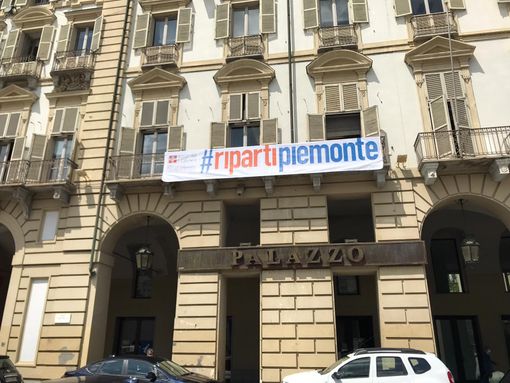 #RipartiPiemonte il nuovo striscione sul Palazzo della giunta regionale #RipartiPiemonte il nuovo striscione sul Palazzo della giunta regionale