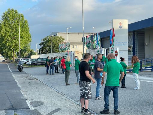 volantinaggio davanti alla Maserati volantinaggio davanti alla Maserati