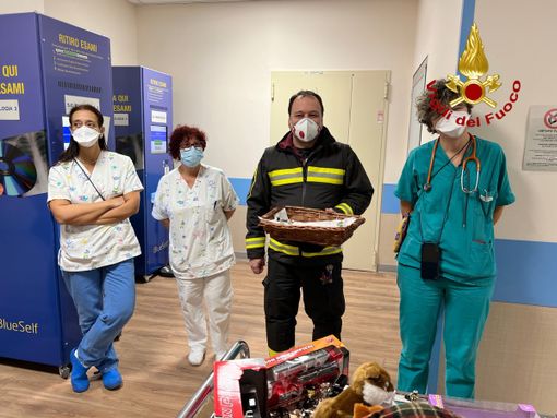 I vigili del fuoco della stazione Grugliasco portano Babbo Natale ai bambini ricoverati all'ospedale Martini [VIDEO]