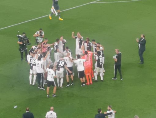 Ronaldo e Bernardeschi firmano la vittoria che vale lo scudetto: la Juve batte la Samp e può festeggiare Ronaldo e Bernardeschi firmano la vittoria che vale lo scudetto: la Juve batte la Samp e può festeggiare